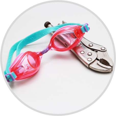 Swimming goggles